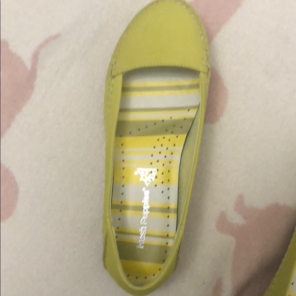 NWOT—Hush Puppies Bright yellow Flats, suede, US5 - Picture 2 of 5
